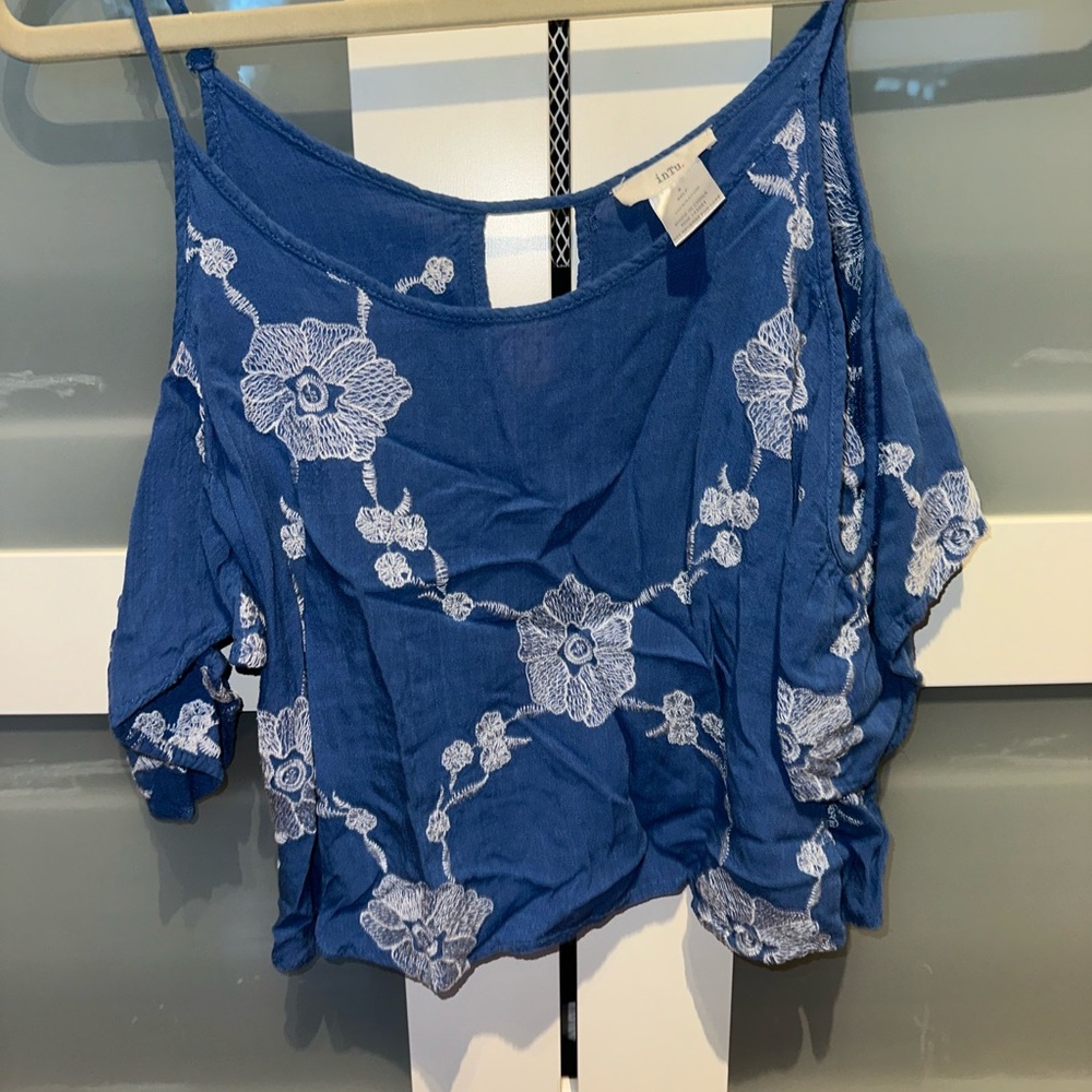 inTu blue and white floral top